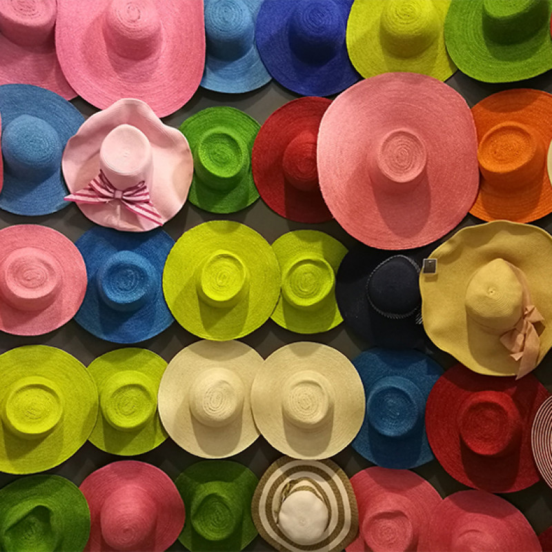 Accessorizing with Colors: The Art of Matching and Contrasting